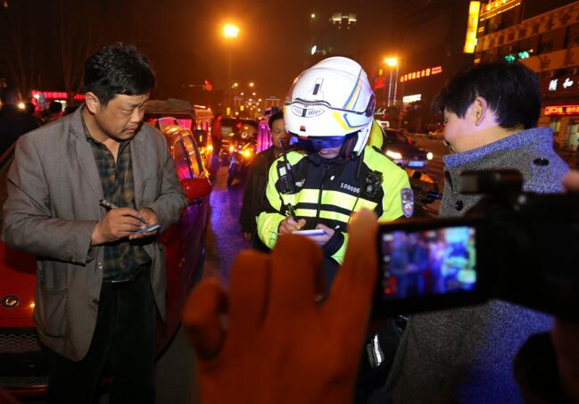 济南交警市中大队开展“夜莺行动” 严查“黑摩的”