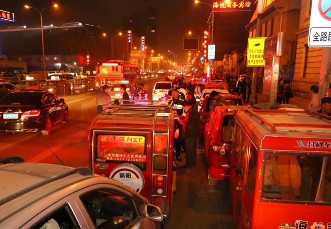 济南交警市中大队开展“夜莺行动” 严查“黑摩的”