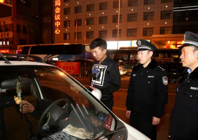 济南交警市中大队开展“夜莺行动” 严查“黑摩的”