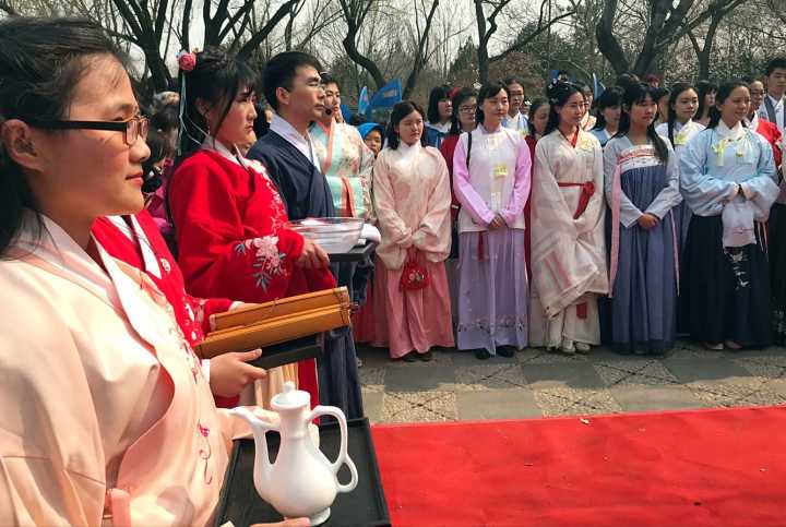 重拾传统节日 济南市民穿汉服过“花朝节”