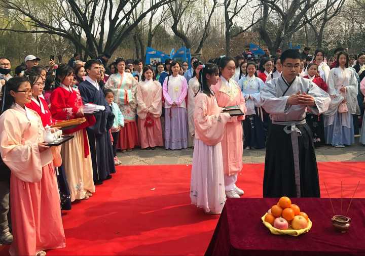 重拾传统节日 济南市民穿汉服过“花朝节”