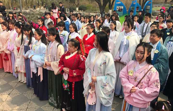 重拾传统节日 济南市民穿汉服过“花朝节”