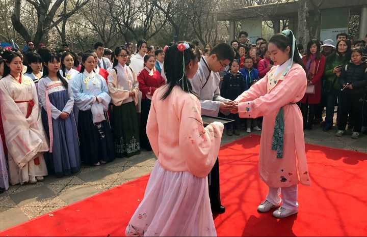 重拾传统节日 济南市民穿汉服过“花朝节”
