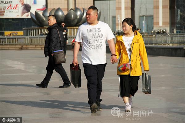 济南大回暖“一日如夏” 泉城市民穿短袖感受春光（组图）