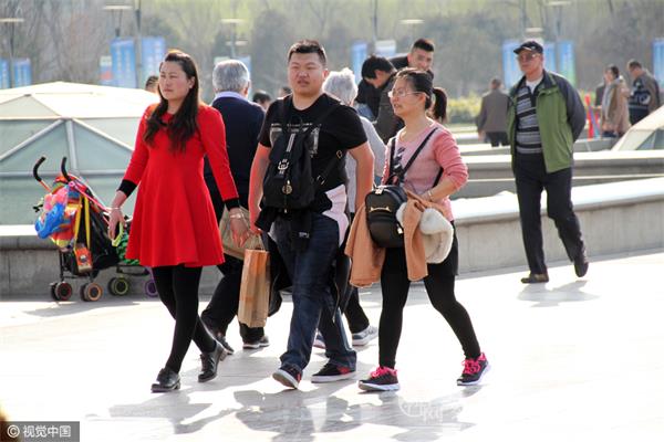 济南大回暖“一日如夏” 泉城市民穿短袖感受春光（组图）