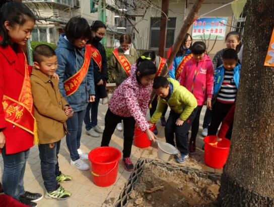 争做护绿小使者 社区青少年打造绿色家园