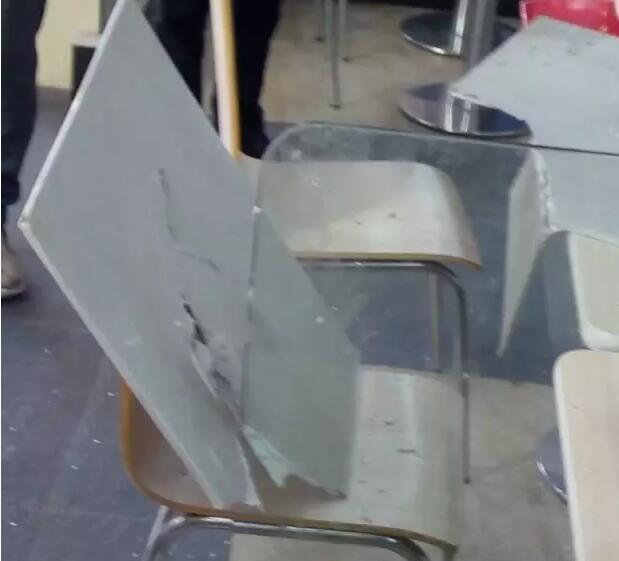 金德利民快餐店天花板夹带俩“喵星人”掉落 砸伤食客