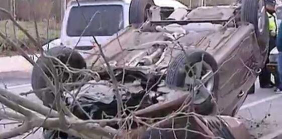 大众轿车撞断梧桐树后翻车 事发济南清河北路菜园桥附近