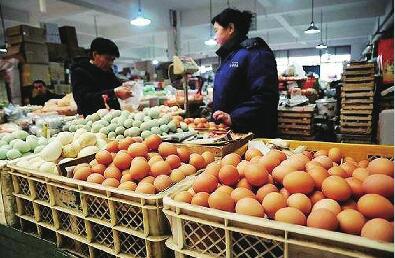 蛋比菜贱！济南蛋价跌至“2时代”摊贩都“没遇到过”