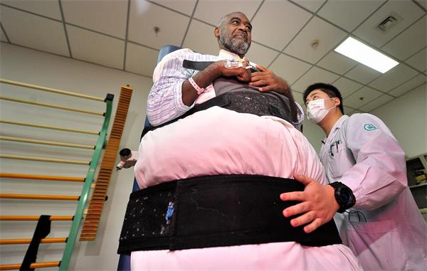 苏丹瘫痪男子在济南治疗重获新生 两次手术未见好转