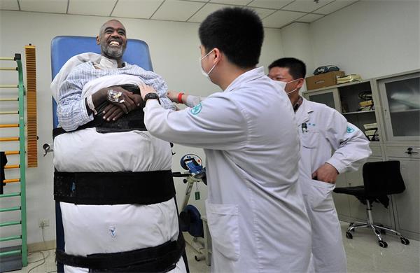 苏丹瘫痪男子在济南治疗重获新生 两次手术未见好转