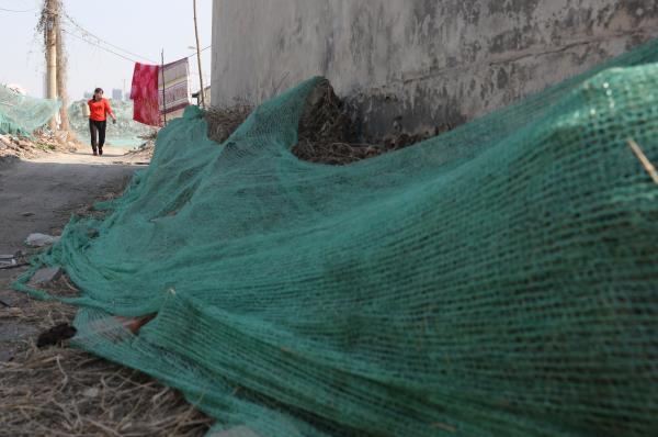 标山路附近渣土、垃圾围楼 系拆迁遗留问题会尽快解决