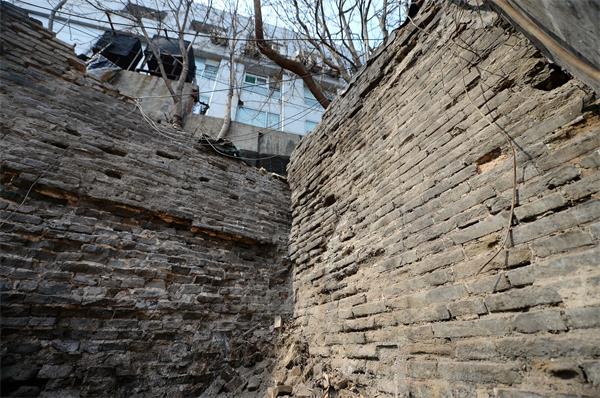 济南最后一段古城墙"露脸" 墙高约5米长约14米