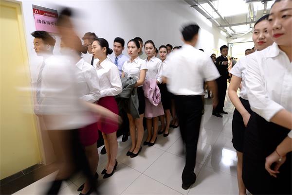 济南校园空乘招聘会：女生穿白衬衣和短裙 年龄最小18岁