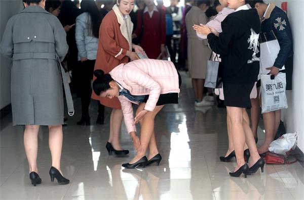济南校园空乘招聘会：女生穿白衬衣和短裙 年龄最小18岁