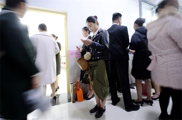 济南校园空乘招聘会：女生穿白衬衣和短裙 年龄最小18岁