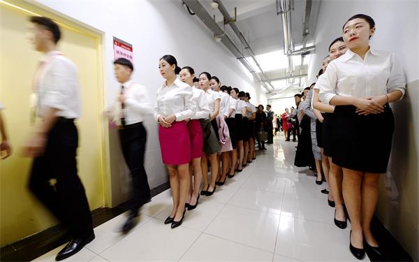 济南校园空乘招聘会:女生穿白衬衣和短裙 年龄