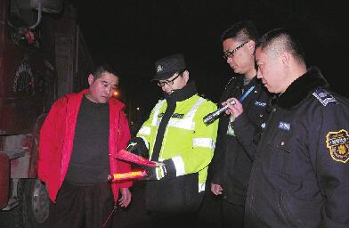 天桥突击夜查渣土车违法行为 2辆渣土车被没收准运证
