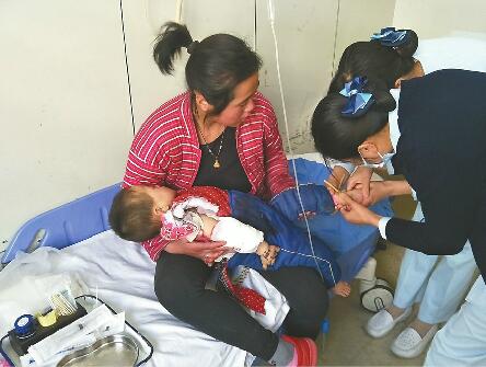 女童右手卷进压面机皮肉脱离 警车开道赢得救治时间