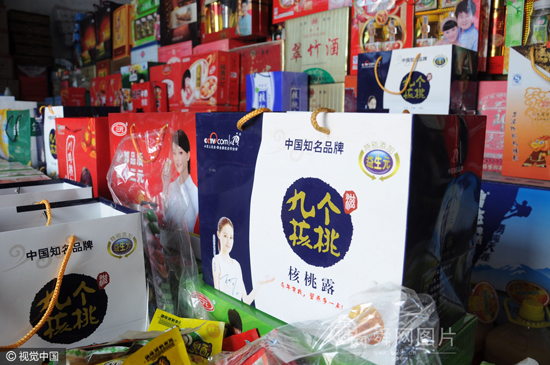 山东滨州：农村大集现多种山寨食品 大白兔变小白兔