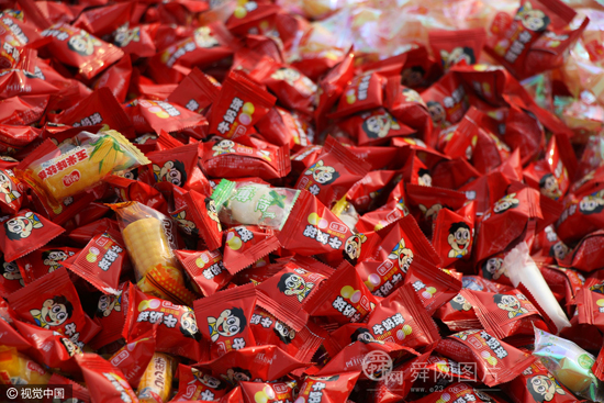 山东滨州：农村大集现多种山寨食品 大白兔变小白兔