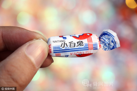 山东滨州：农村大集现多种山寨食品 大白兔变小白兔