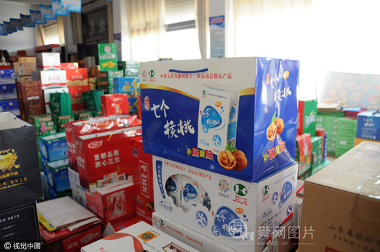 山东滨州：农村大集现多种山寨食品 大白兔变小白兔