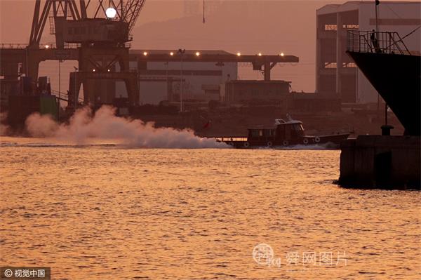 青岛：夕阳西下 映红渔港醉美时分