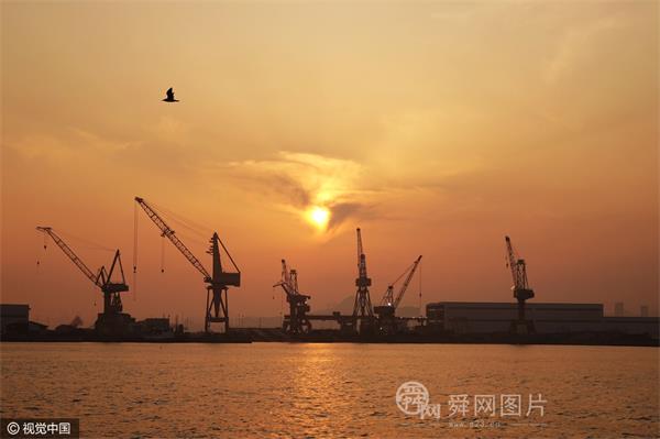 青岛：夕阳西下 映红渔港醉美时分