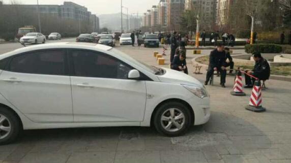长清区常春藤小区车位风波升级 业主有家难回?