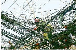 经三纬九上空的线缆密织成“天桥” 人站在上面都没事