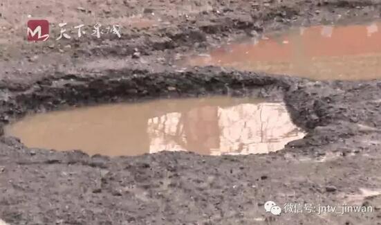 污水横流 怪味刺鼻！济南大桥镇一村庄泄洪沟变污水沟 