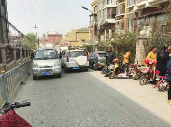 燕翅山南路车辆违停家长苦恼 请给孩子留条畅通的上学路