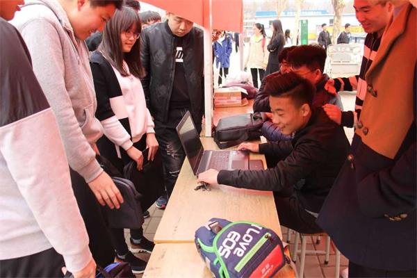 齐鲁工大学子践行“一学一做”、电脑义诊进社区