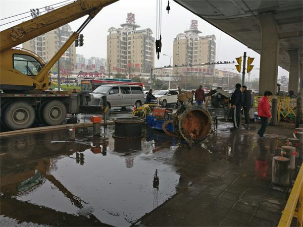 长途汽车总站东侧路口地面遍布积水 管道老化需更换