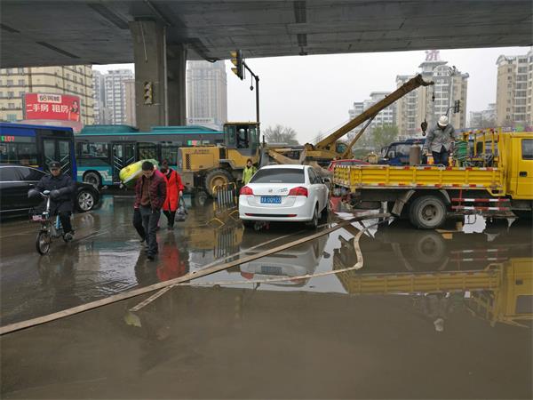 长途汽车总站东侧路口地面遍布积水 管道老化需更换