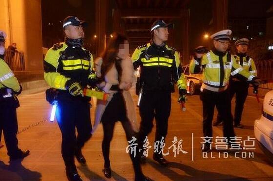 惊呆交警！济南28岁黑丝女司机酒精呼气值刷新历史