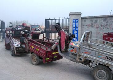 济南电动三轮车陷进退两难“怪圈” 违法停车场快被塞满了
