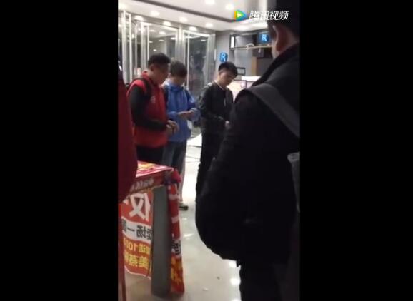 济南洪楼国美店长强令员工集体手撕百元大钞！碎片飞天