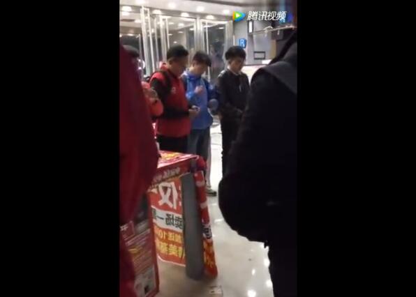 济南洪楼国美店长强令员工集体手撕百元大钞！碎片飞天