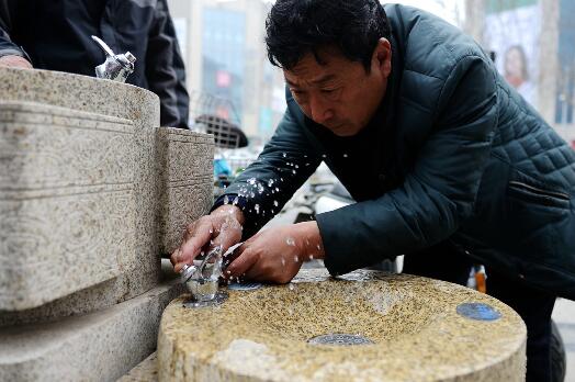 泉城直饮水改嘴拦住大桶客 出水口将无法套管