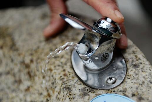 泉城直饮水改嘴拦住大桶客 出水口将无法套管