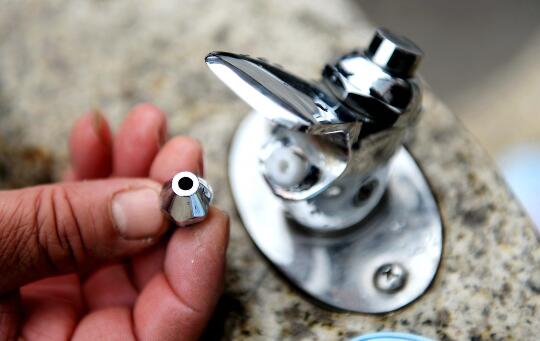 泉城直饮水改嘴拦住大桶客 出水口将无法套管