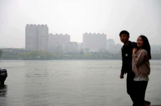 济南春霾灰蒙蒙空气达重度污染 市区能见度不足10公里