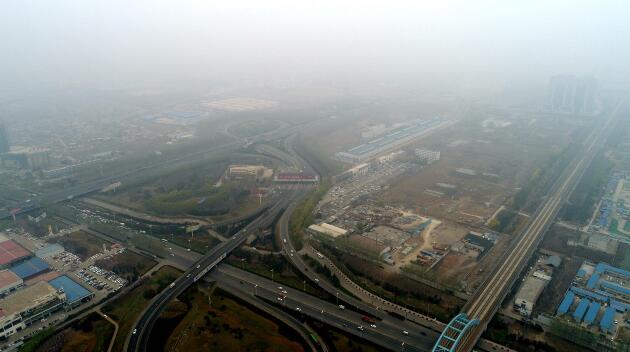 济南春霾灰蒙蒙空气达重度污染 市区能见度不足10公里