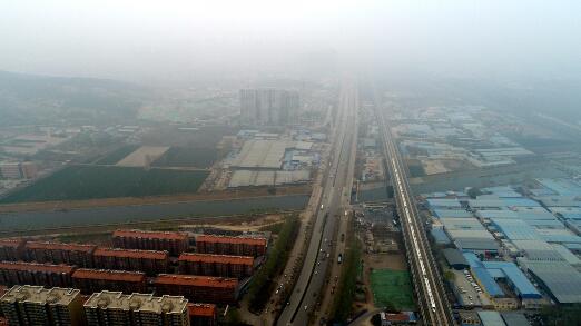 济南春霾灰蒙蒙空气达重度污染 市区能见度不足10公里