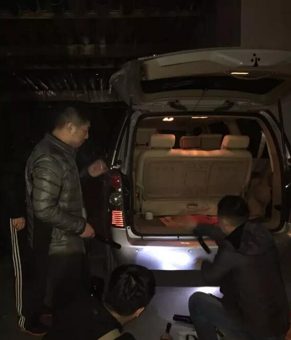 济南振兴花园小区地下车库50多辆车一夜之间遭喷漆扎胎