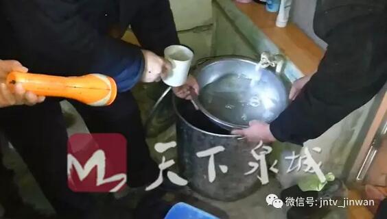 长清区文昌街道水鸣村昔日清澈自备井水 如今竟发黑发臭