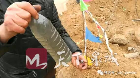 长清区文昌街道水鸣村昔日清澈自备井水 如今竟发黑发臭