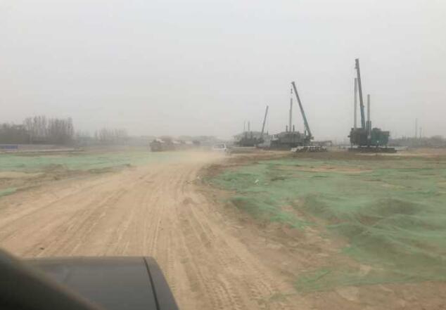 浮土遮脚车身写“沙字” 济南黄河北扬尘源再被查